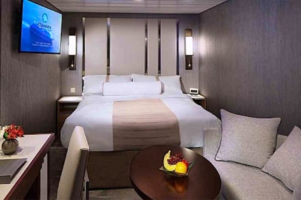 Club Interior on the Azamara Quest