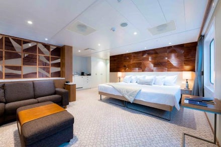 Suite on the Coral Geographer