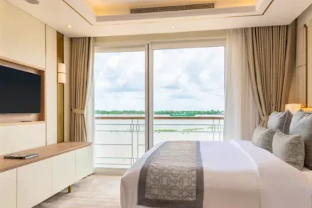 Explorer Suite on the Viking Tonle