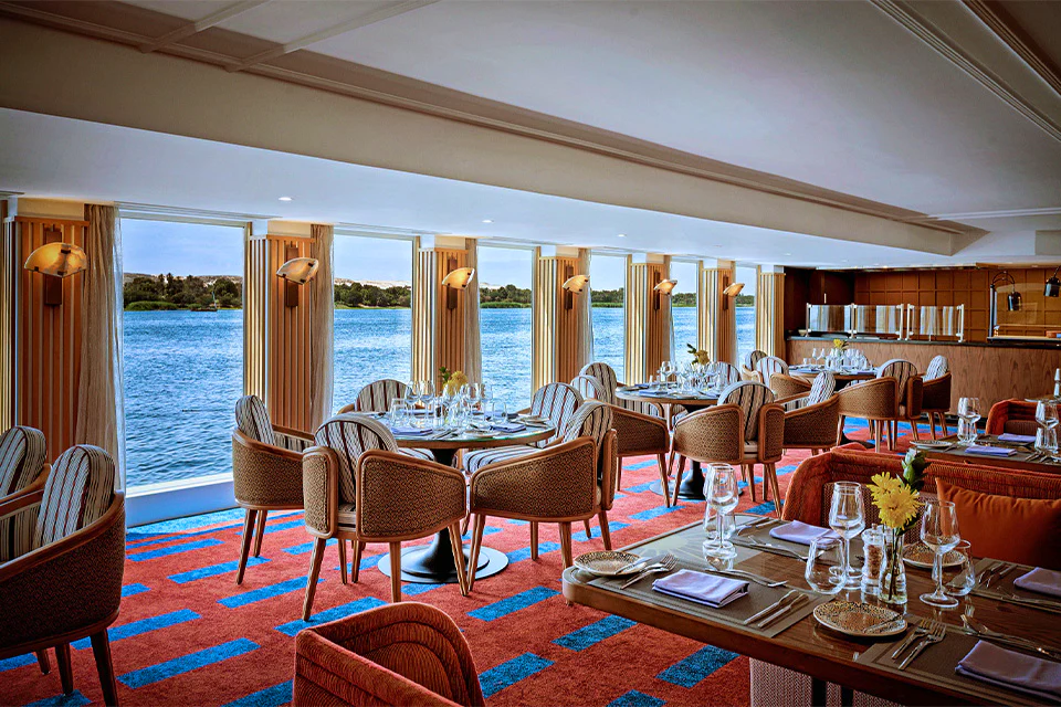 Dining on the AmaDahlia