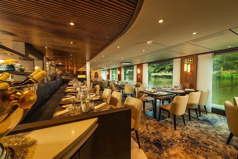 Dining on the Avalon Alegria