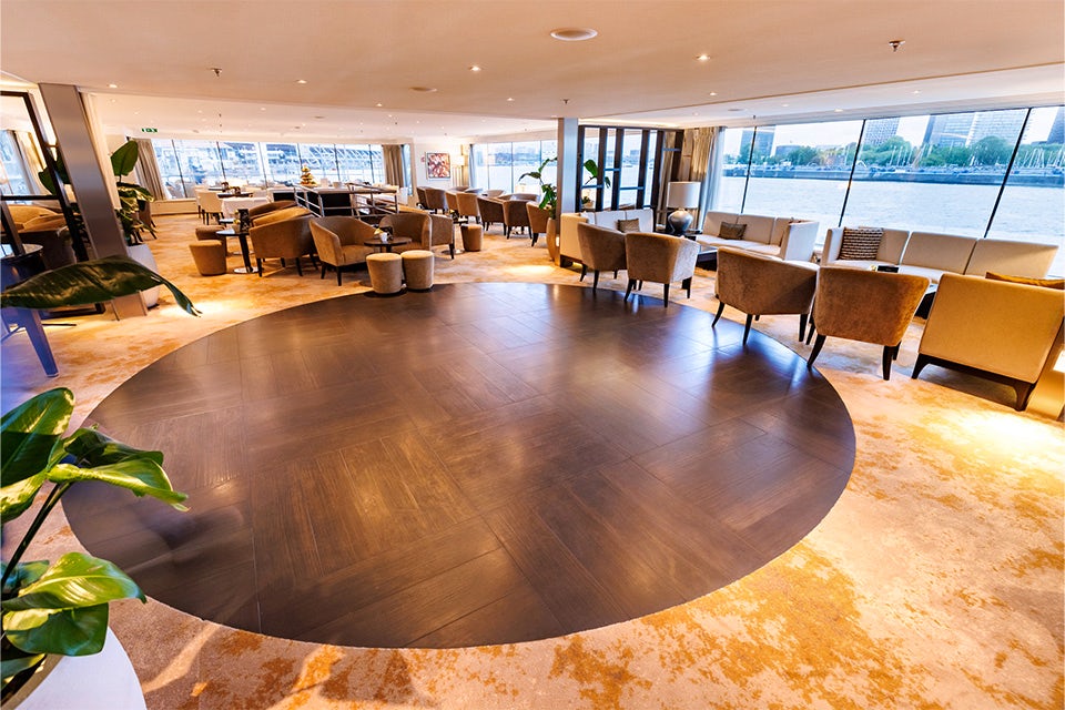 Entertainment on the Avalon Panorama