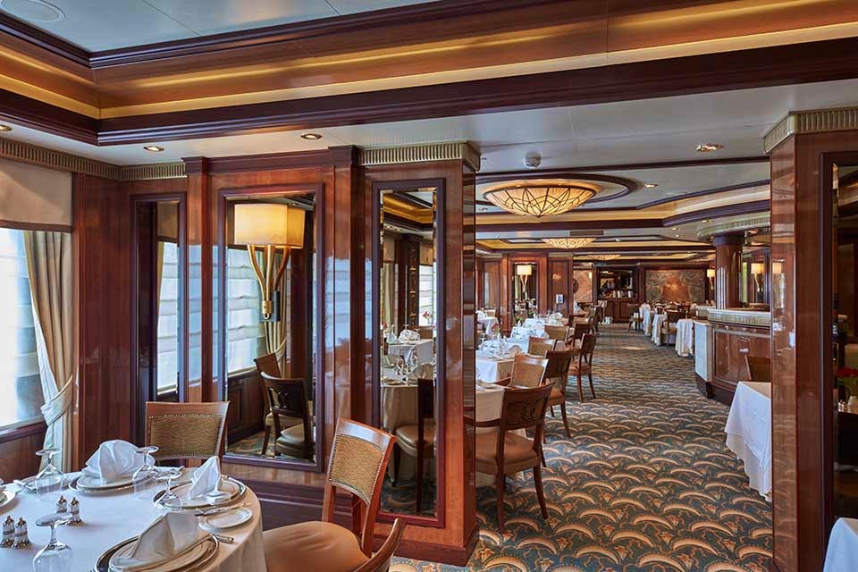 Dining on the Queen Elizabeth