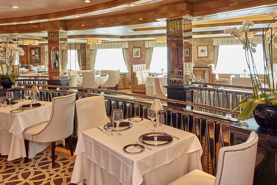 Dining on the Queen Elizabeth
