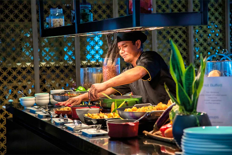 Dining on the Emerald Harmony
