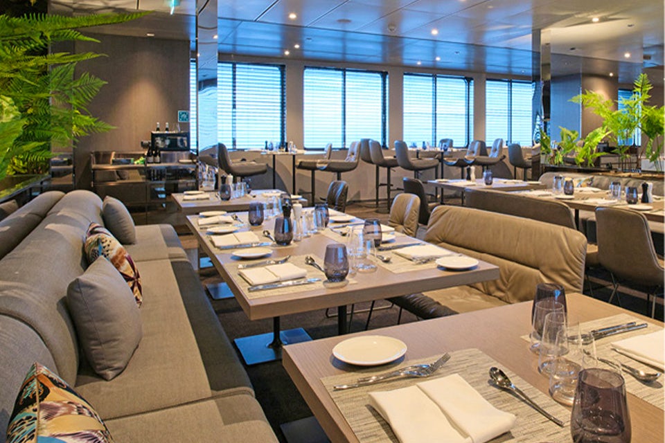 Dining on the Emerald Azzurra