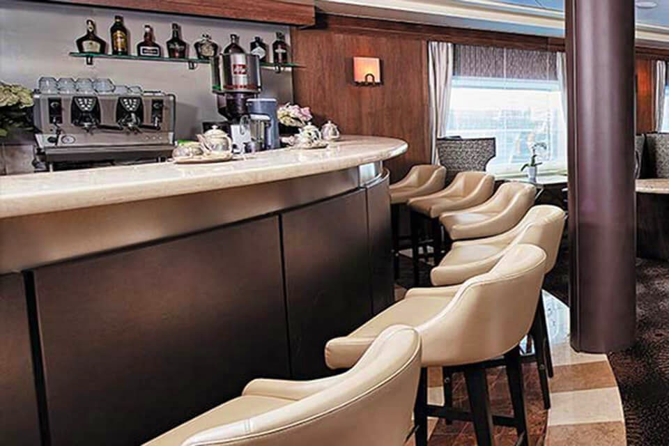 Bar on the Seven Seas Voyager