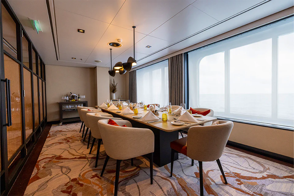 Dining on the SH Minerva