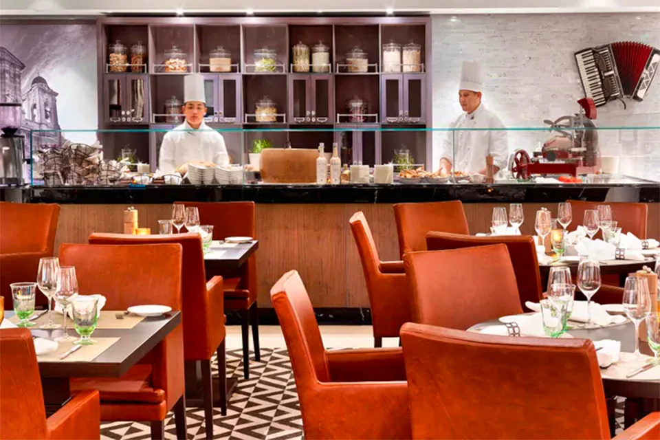 Dining on the Viking Mira