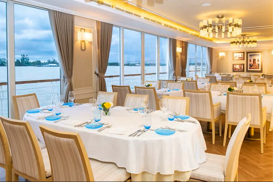 Dining on the Viking Tonle