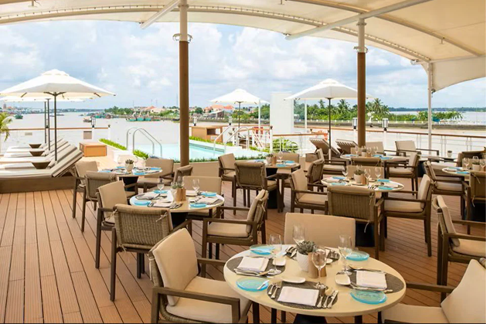 Dining on the Viking Tonle